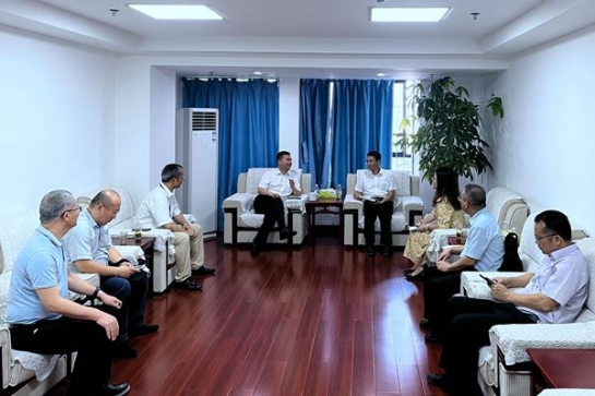 郵儲銀行廣西區(qū)分行黨委委員、 副行長高山一行到中小擔(dān)保座談交流
